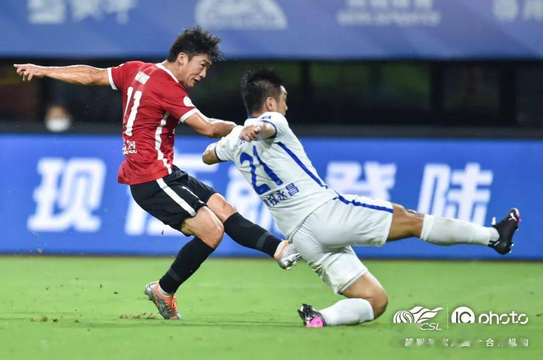 米兰官网-成都蓉城训练开放日，赛前迎来里程碑引欢呼，欧超杯在即，心理建设被强调(训练营心得体会怎么写300)