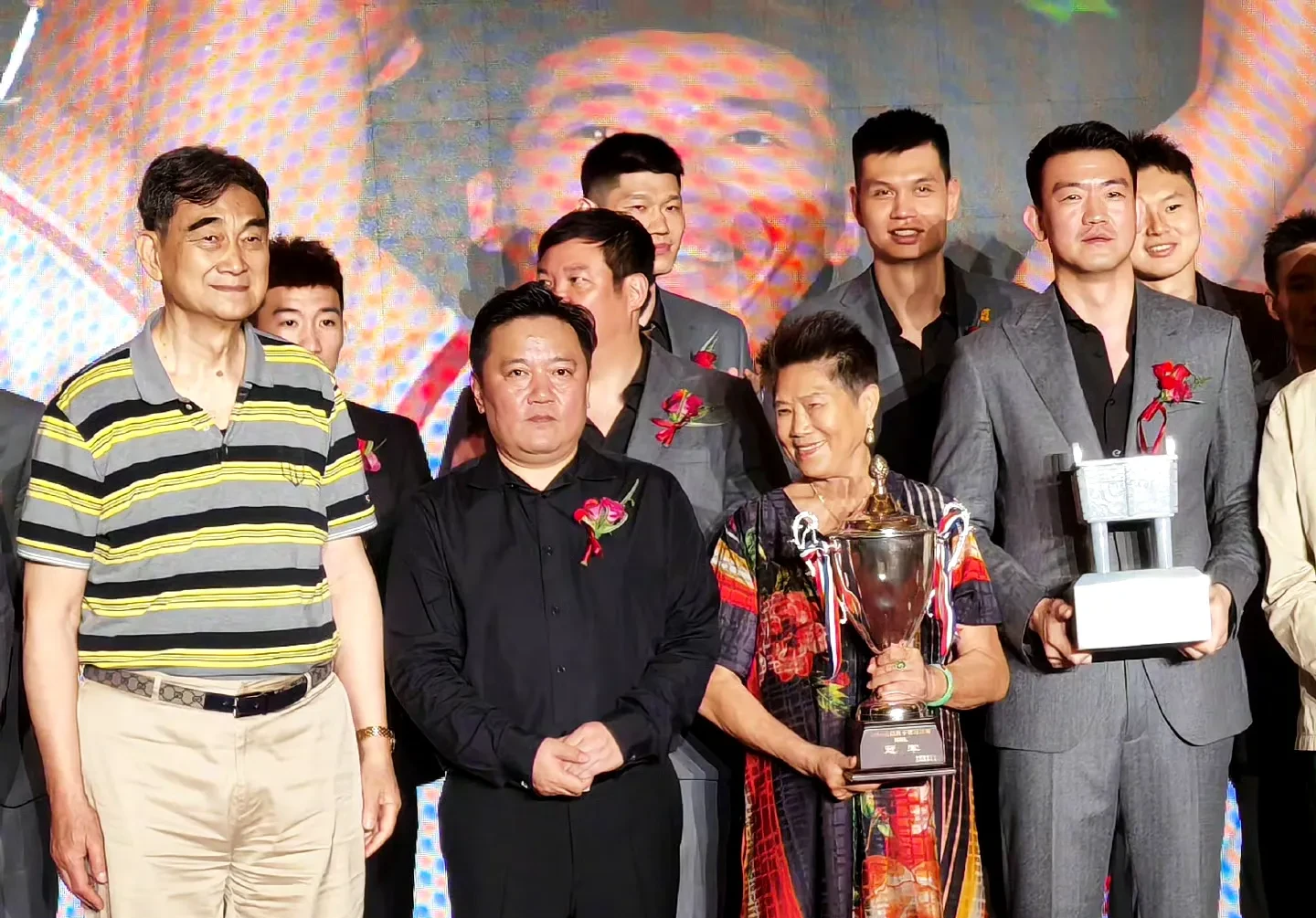 米兰官网-欧篮联今夜走向成谜，广厦男篮防线松动，管理层满意，年轻球员得到机会(广厦男篮许钟豪简历)